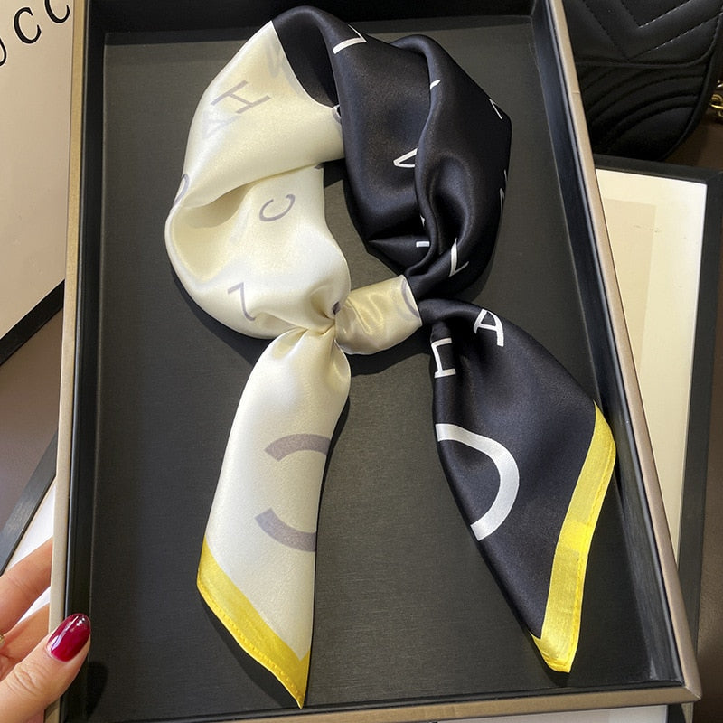 Carré 100% Soie Décoration Fleur Femme | La Parisienne