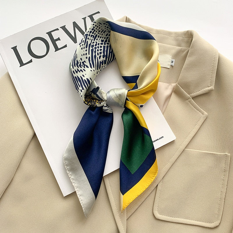 Carré 100% Soie motif Chevaux Femme