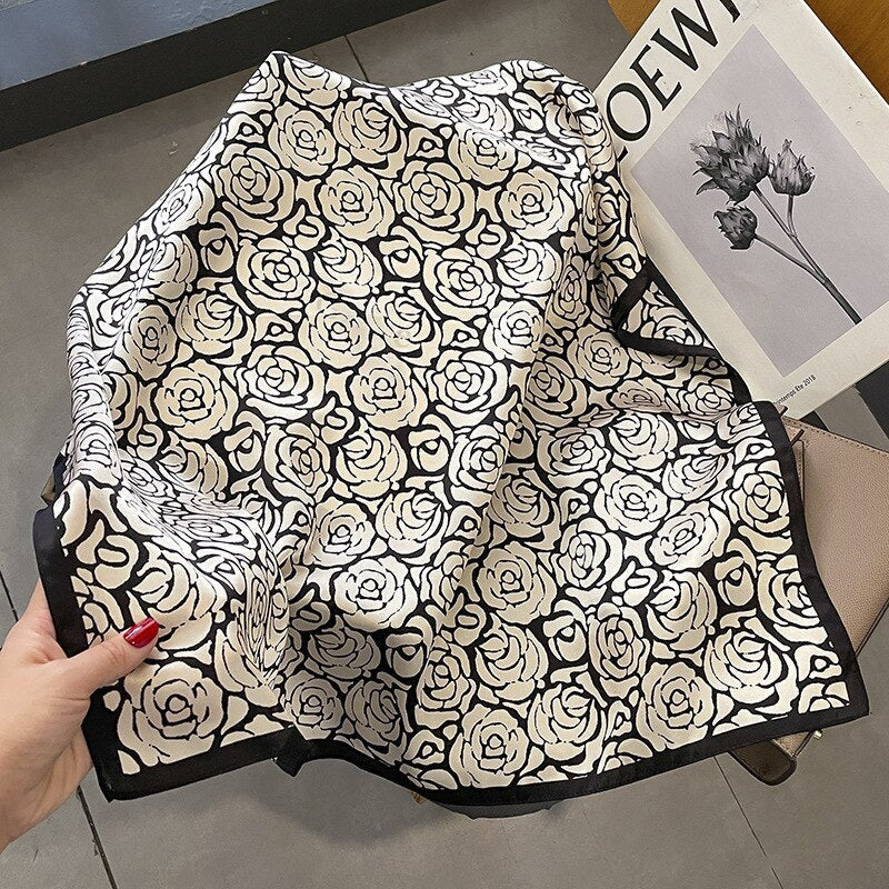 Carré 100% Soie Rose Noire et Blanche Femme