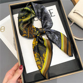 Carré de Soie Motif Hibou Doré