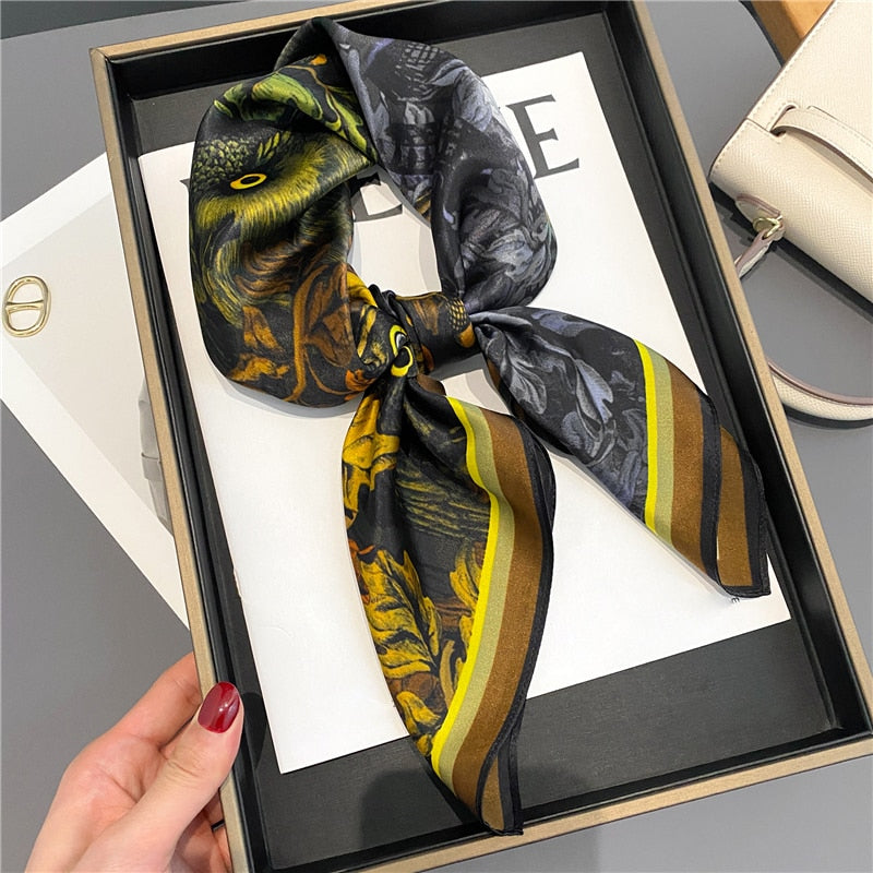 Carré de Soie Motif Hibou Doré