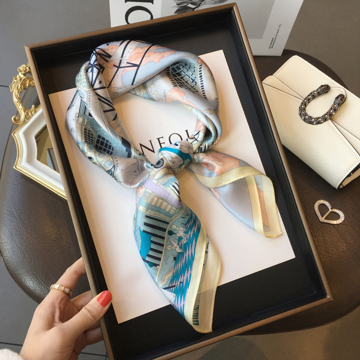 Carré 100% Soie Décoration Moderne Femme