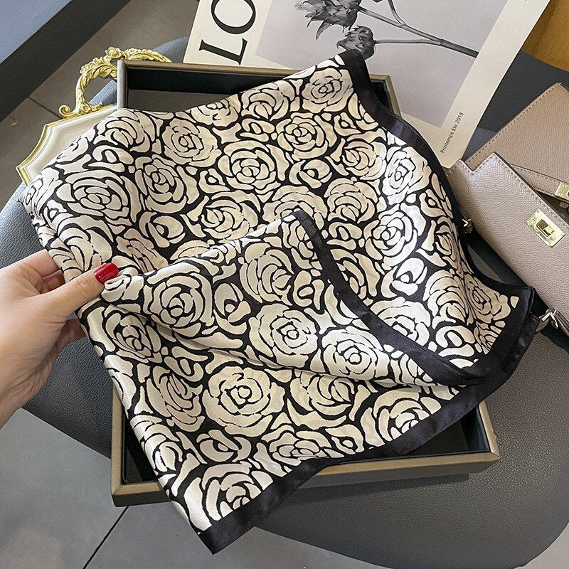 Carré 100% Soie Rose Noire et Blanche Femme