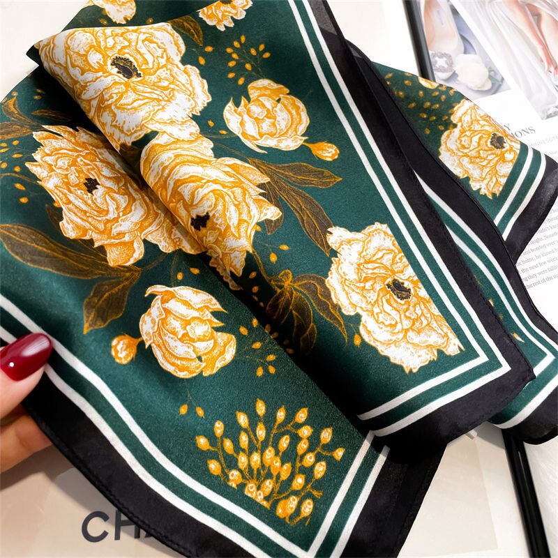 Carré 100% Soie Décoration Fleur Femme | La Parisienne