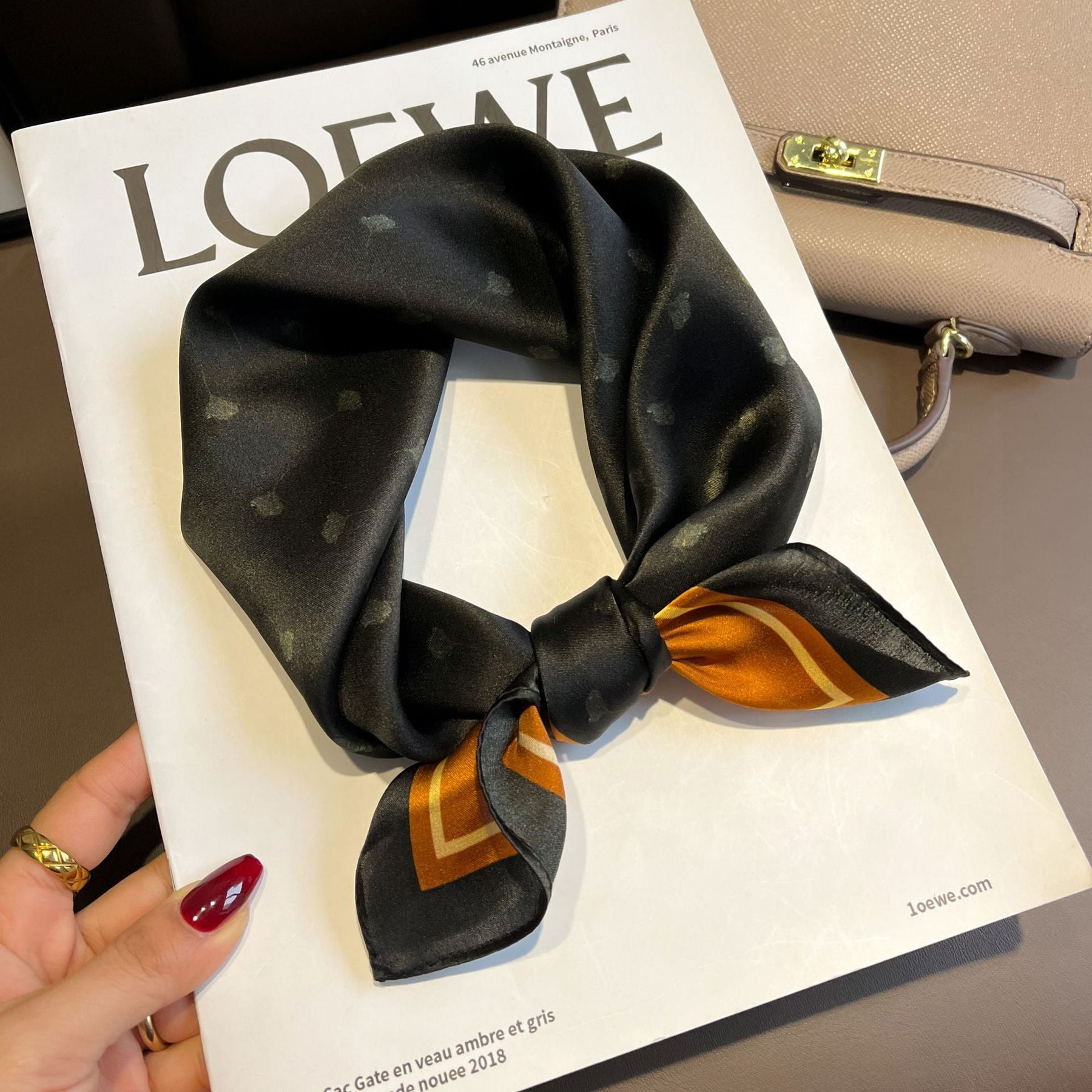 Carré 100% Soie Chic et Raffiné